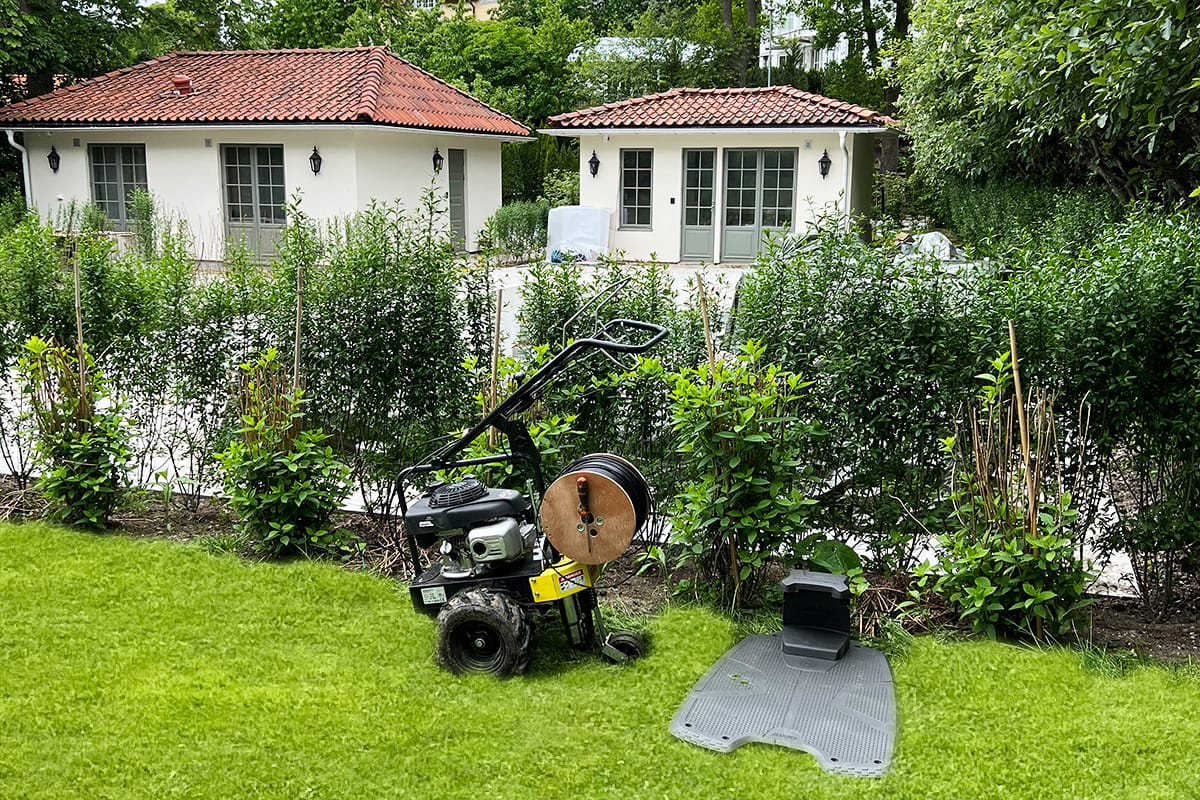 Installation av en robotgräsklippare i Danderyd