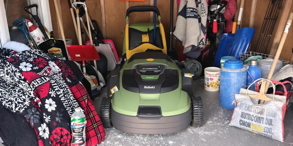 Robotgräsklippare som förbereds för vinterförvaring.